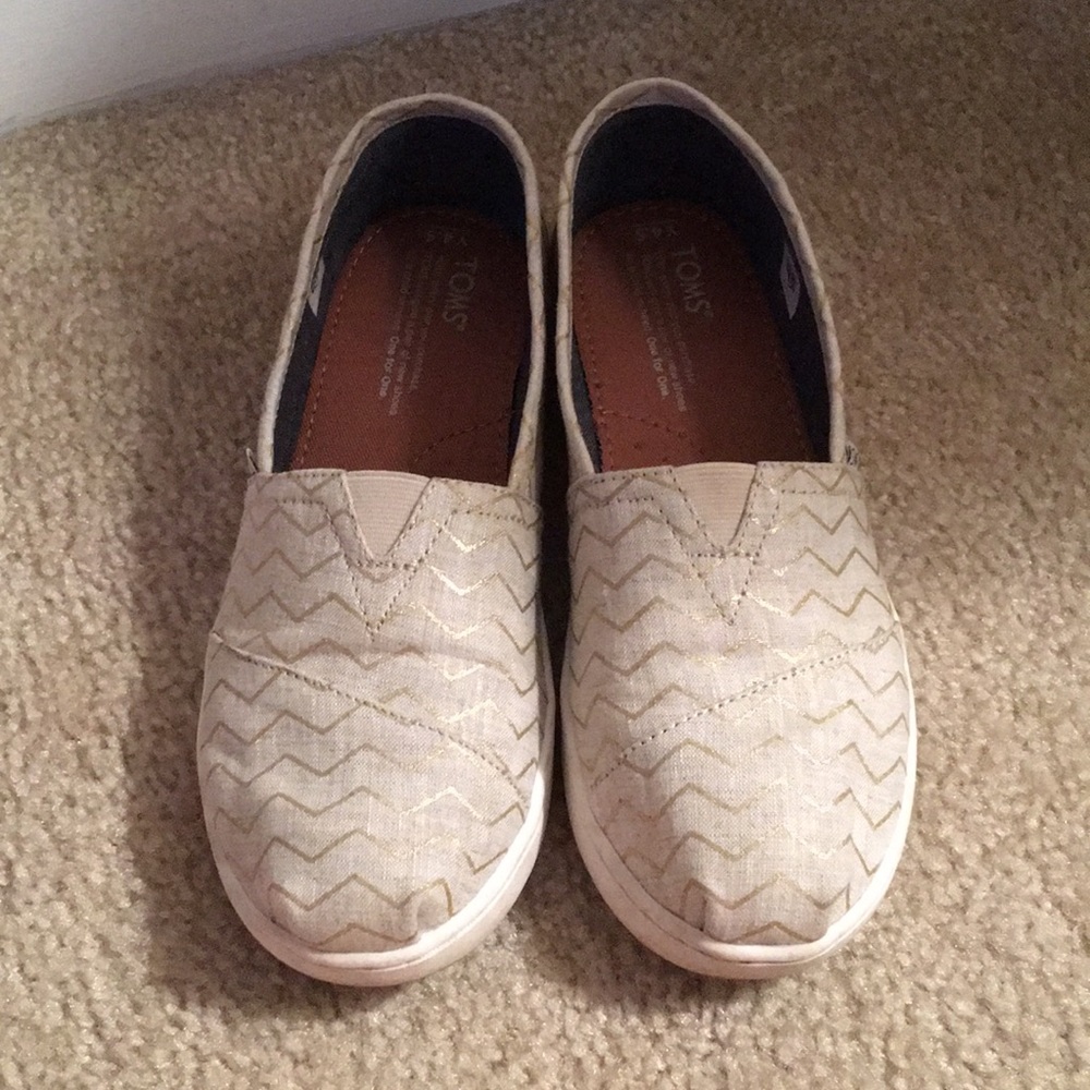 4.5Y Toms. Will fit women’s size 6.5 or 7